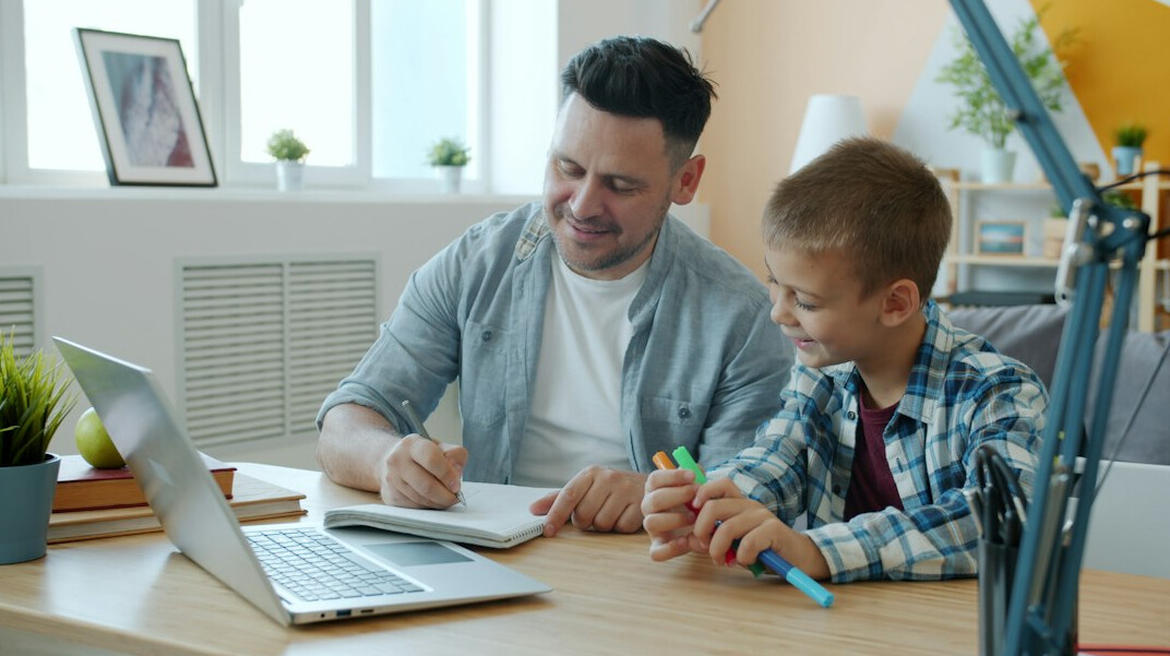 parent teaching child money management